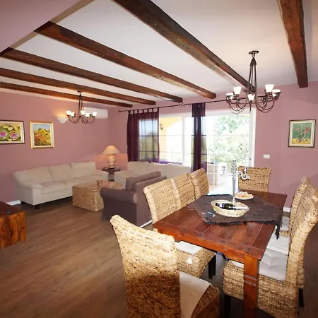 Villa Lovely With Pool, Wellness And Fenced Garden