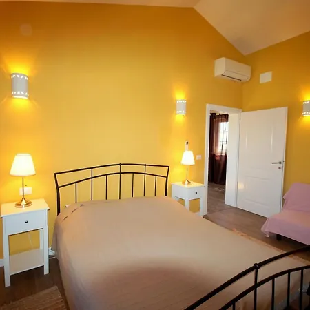 Villa In Near Beaches With Pool Rakalj