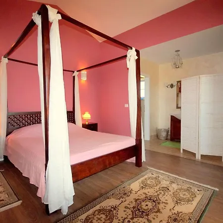Villa Lovely With Pool, Wellness And Fenced Garden Rakalj