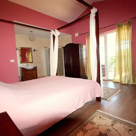 Villa Lovely With Pool, Wellness And Fenced Garden Rakalj
