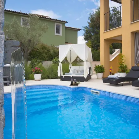 In Near Beaches With Pool * Rakalj