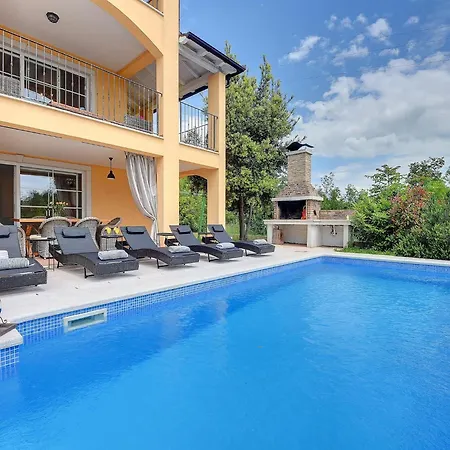 Vila In Near Beaches With Pool Rakalj
