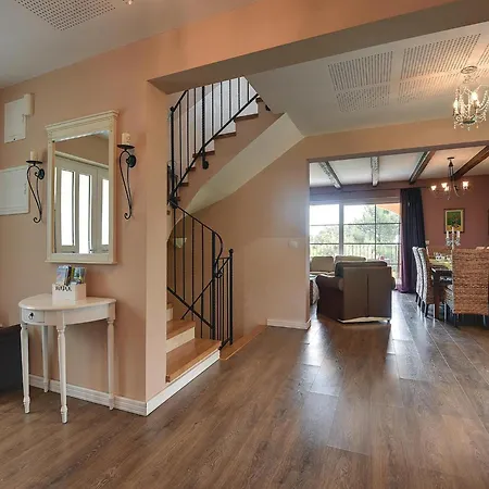 Villa In Near Beaches With Pool *